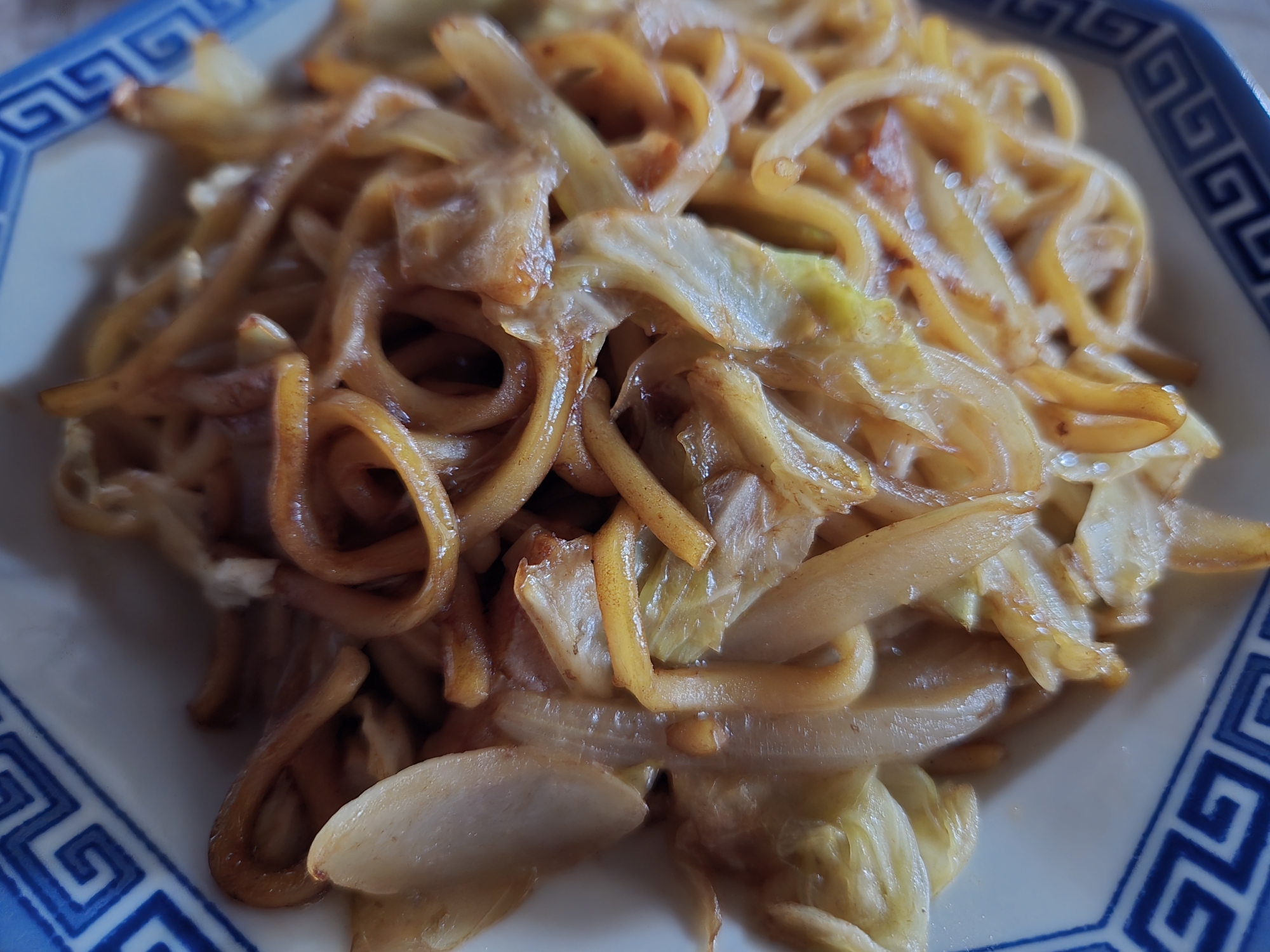 キャベツと玉ねぎと豚肉のソース焼きそば
