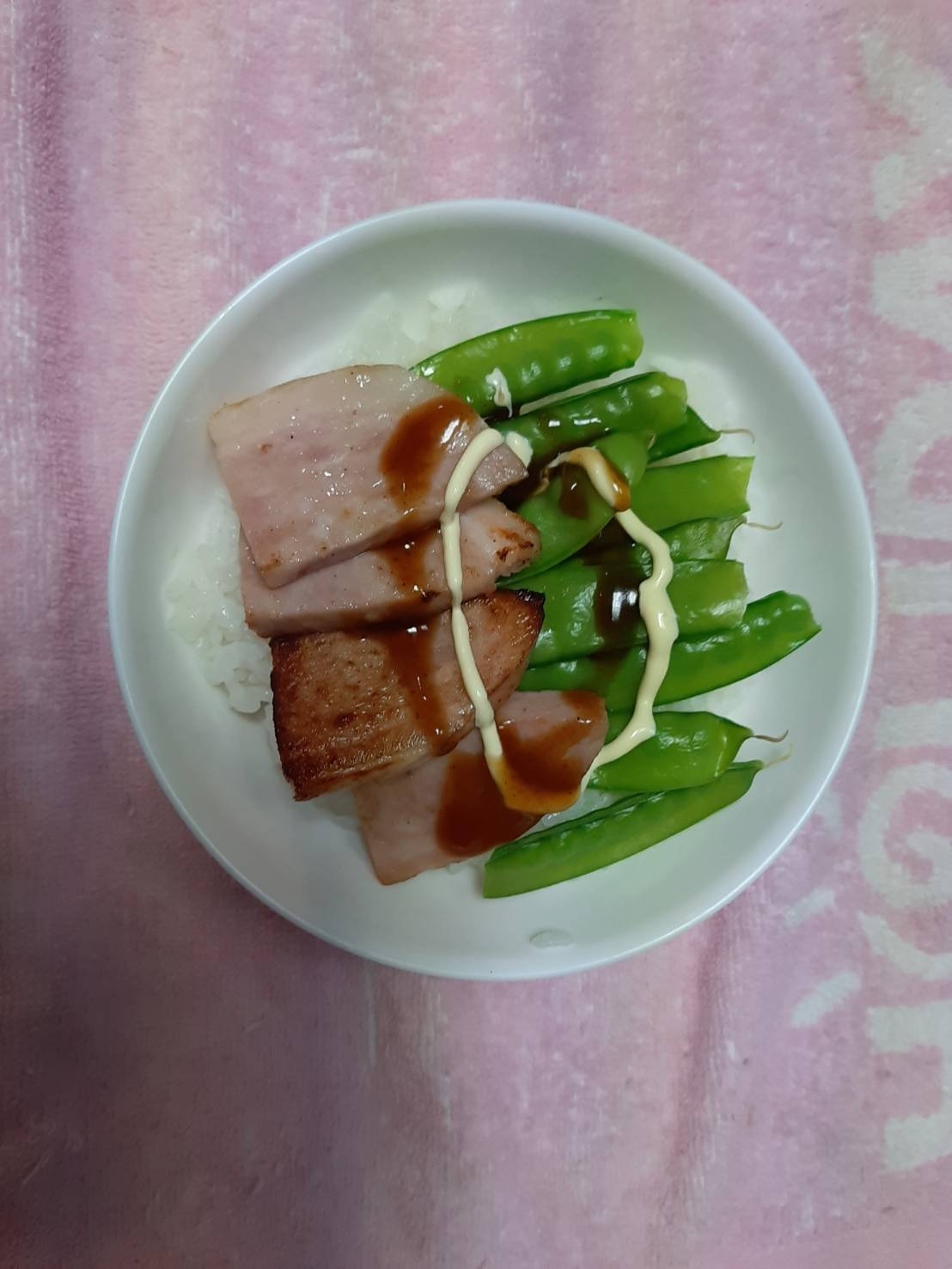 グルメイドステーキと茹で絹さや丼