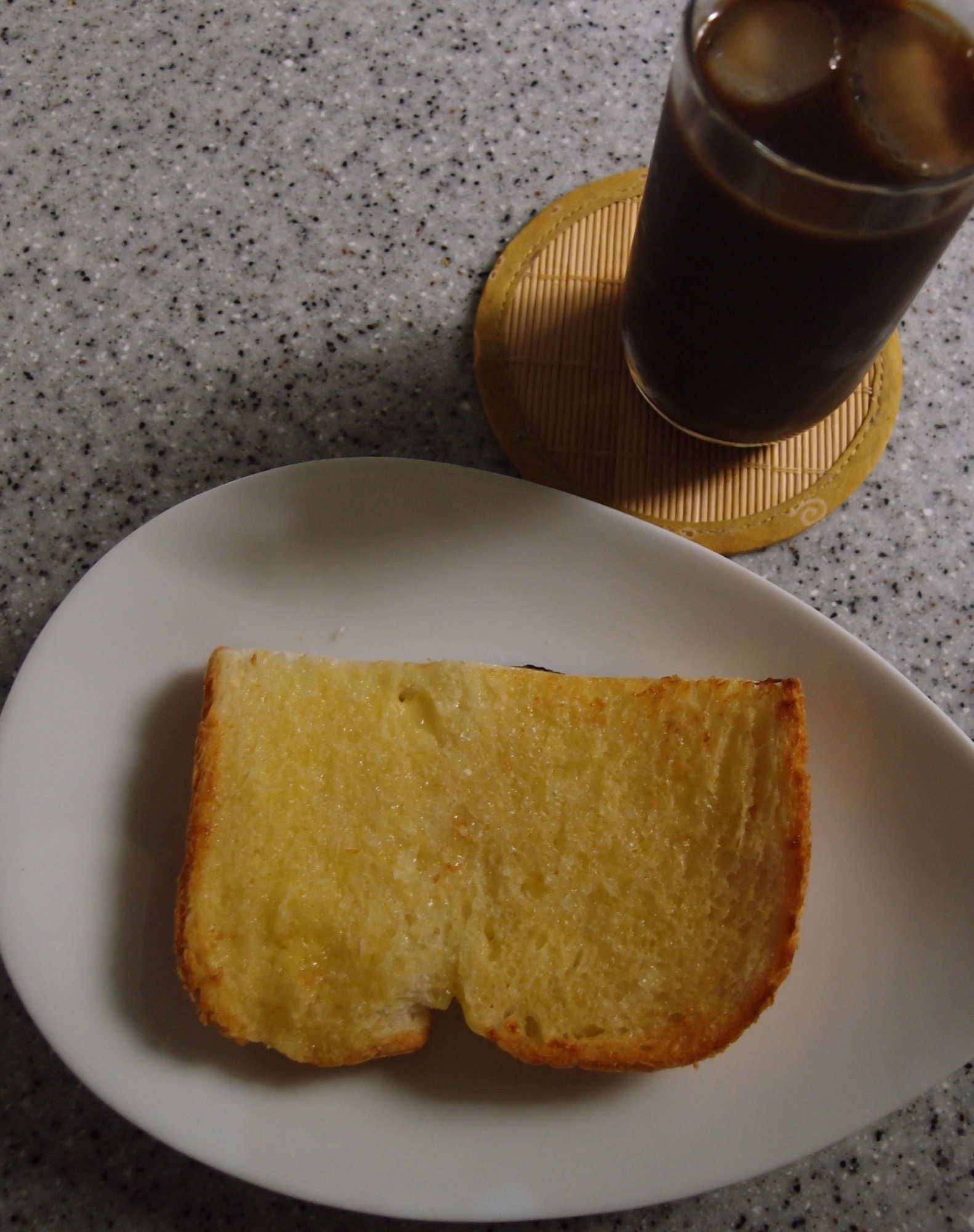 ザラメ糖とマヨネーズのトースト＆アイスカフェオレ