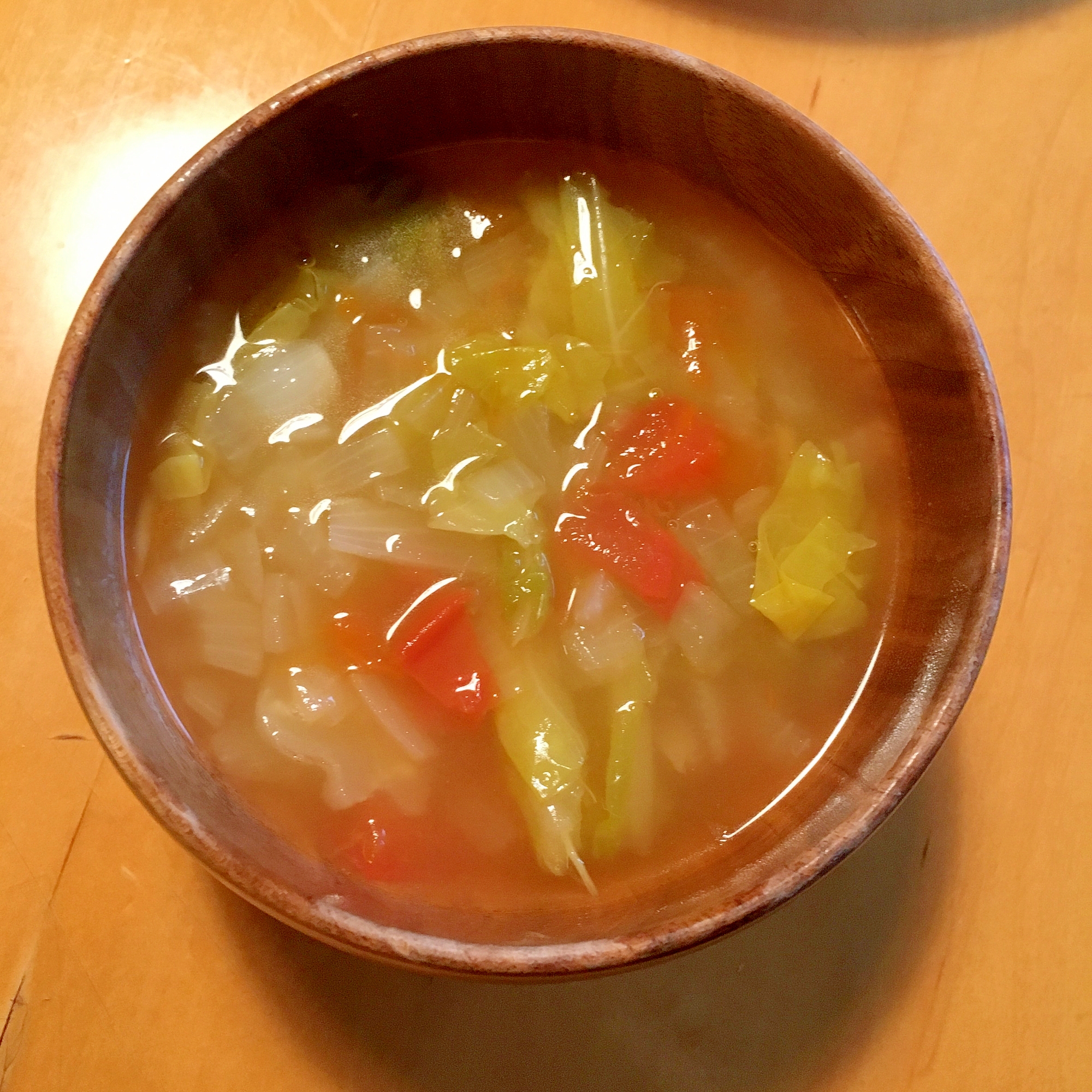 トマトキャベツ玉ねぎのジンジャーナンプラースープ