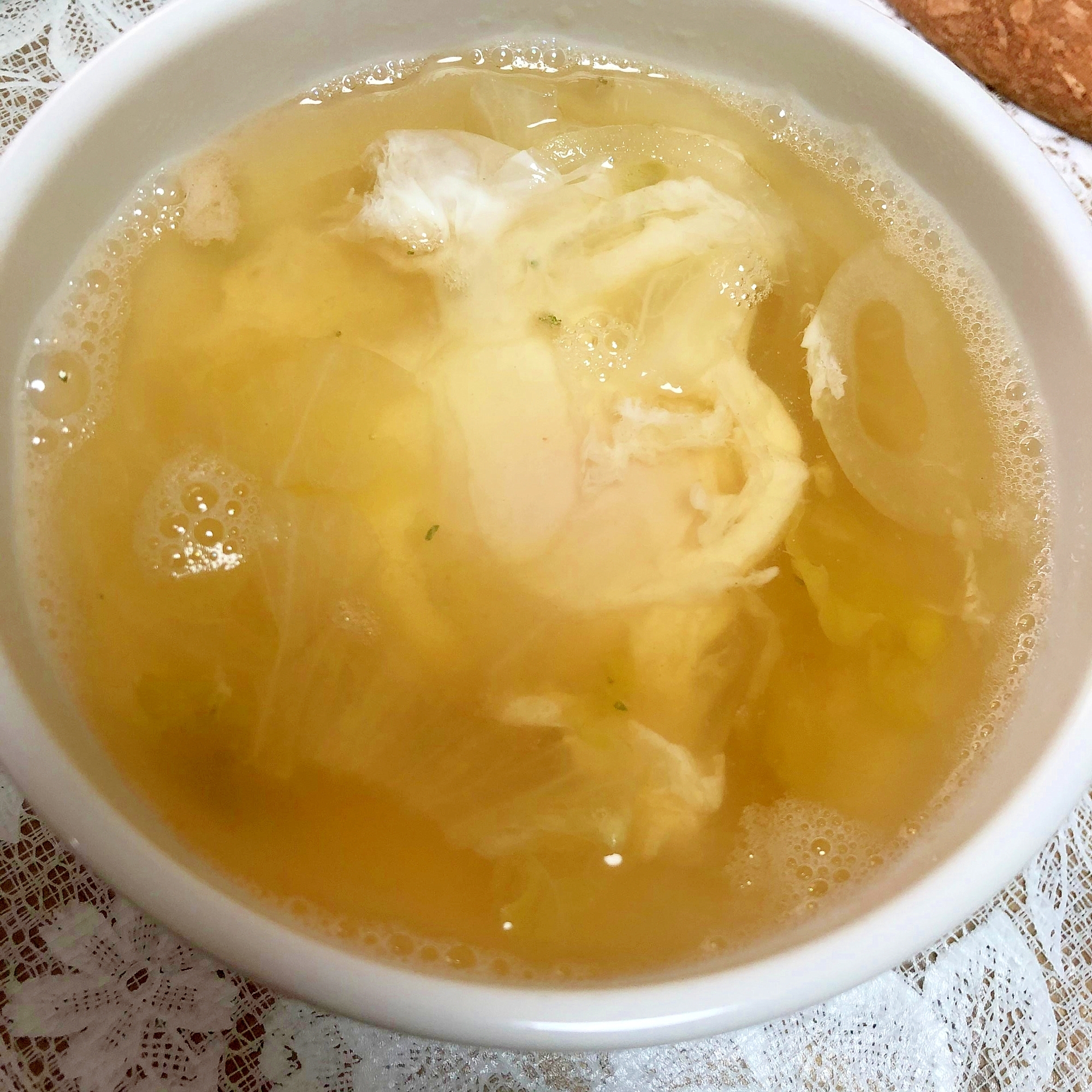 レタスと玉ねぎの落とし卵スープ