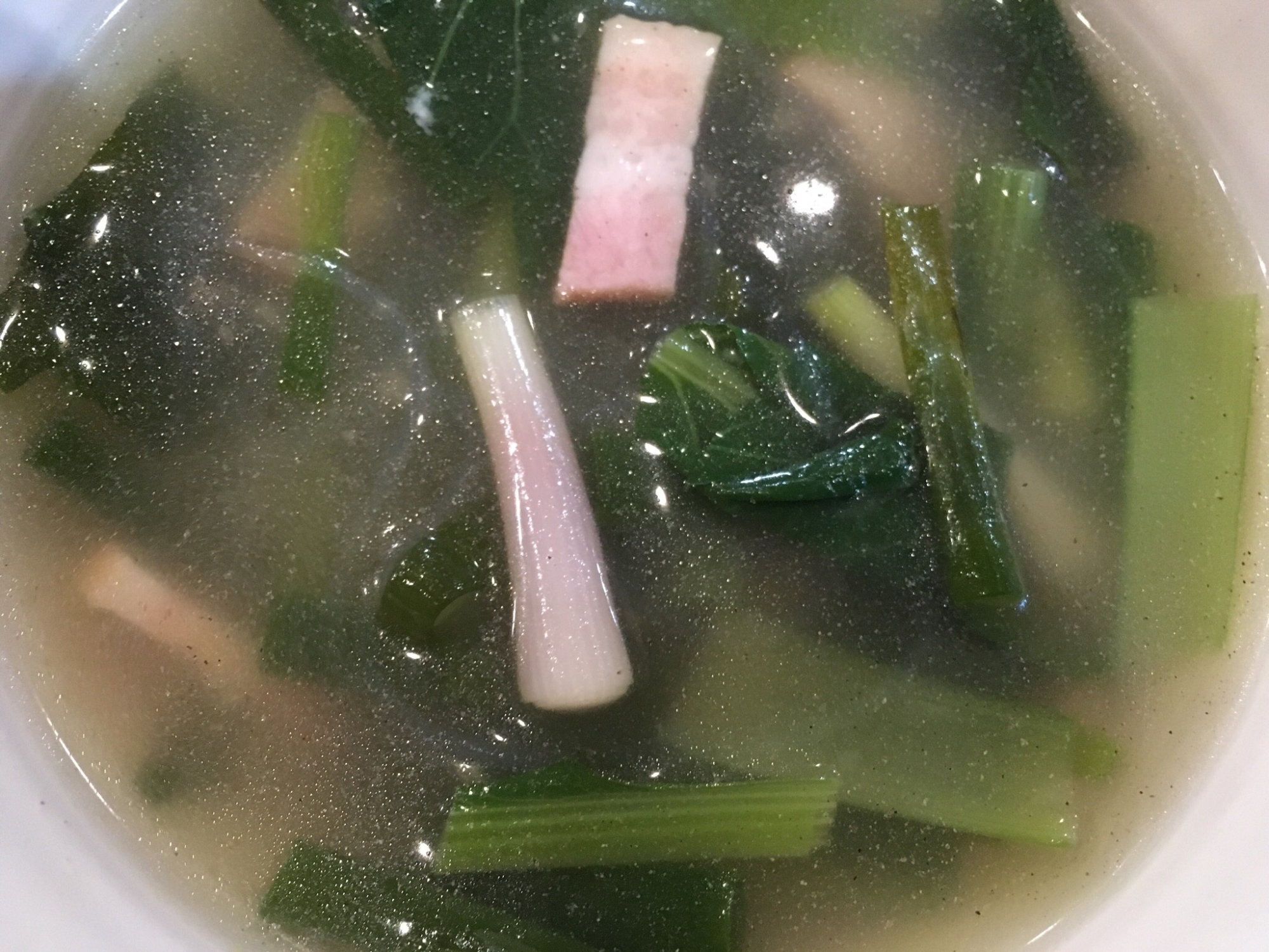 小松菜と赤ネギとベーコンの春雨スープ