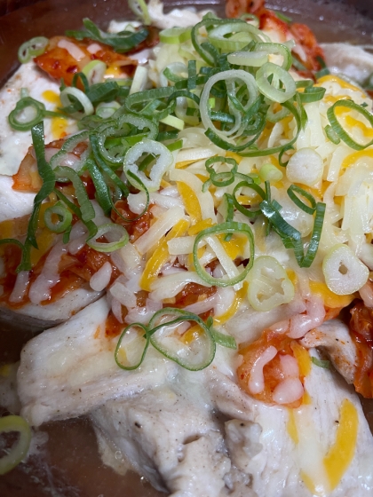 レンジで　鶏むね肉のキムチチーズがけ