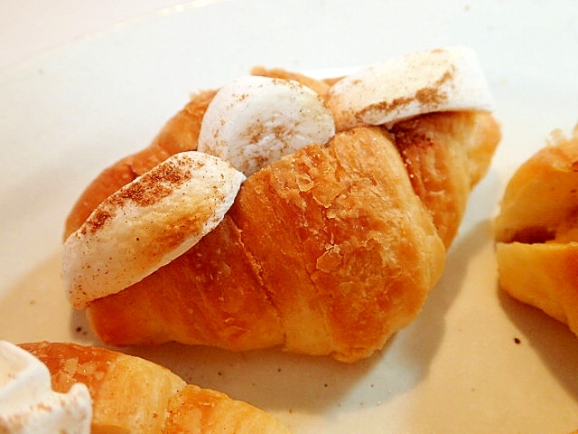 マシュマロやクリームがサンドされたクロワッサン