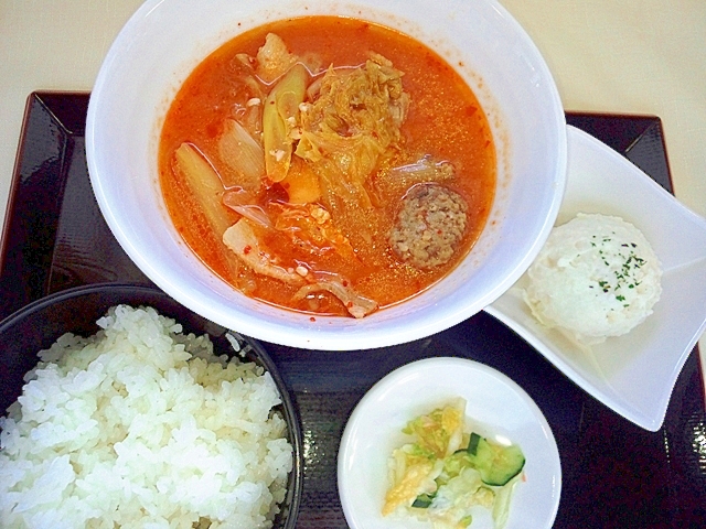 （甘酒入り）豆腐と肉団子のキムチチゲ風スープ