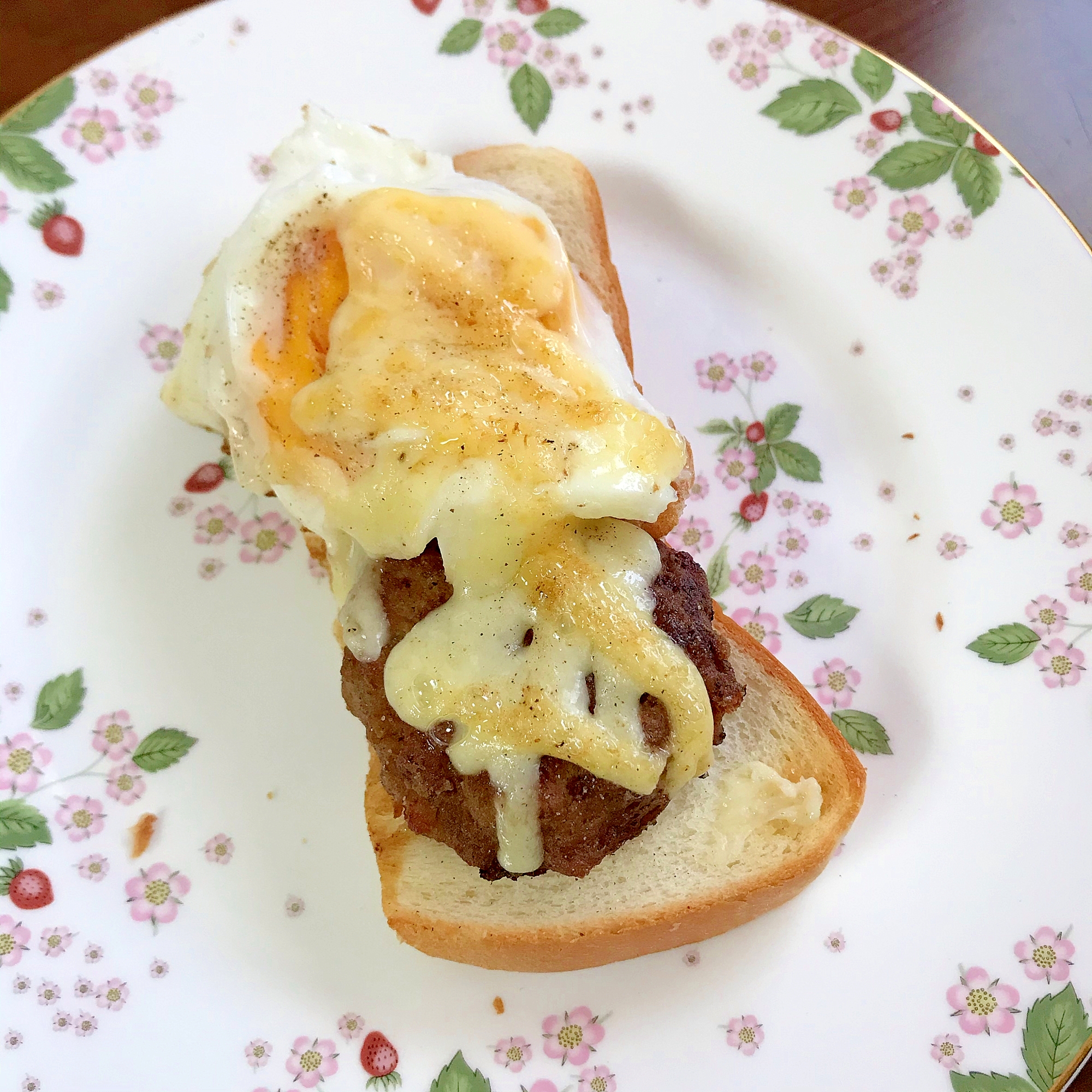 目玉焼きとハンバーグのマヨチーズトースト
