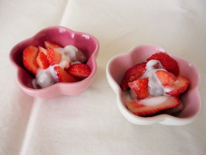 苺のせすぎて白玉があまり見えませんが・・(^^;初めて作った豆腐クリームとピンクの白玉で、可愛い美味しいデザートでした。ありがとうございました(^^♪
