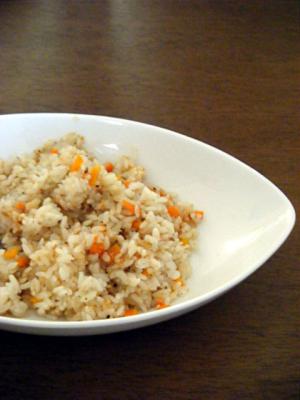 手軽でおいしい、炊飯器で作るカニ缶ピラフ