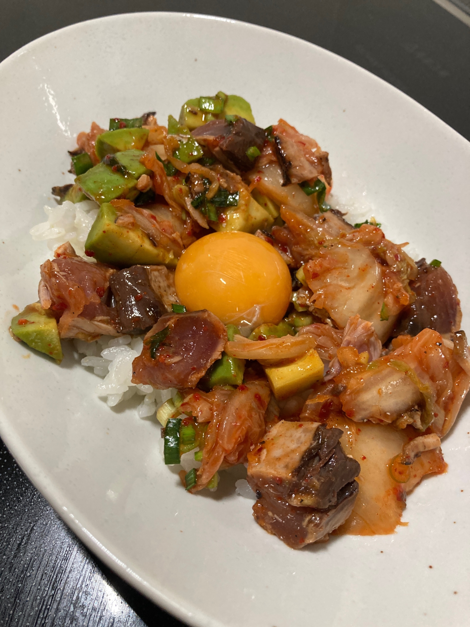 カツオとアボカドのキムチ丼