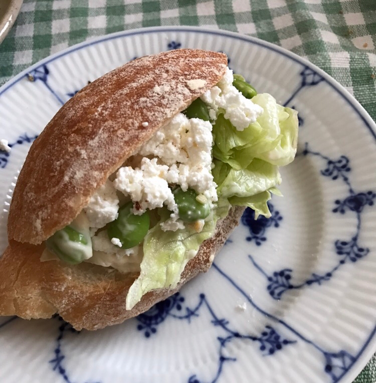 カッテージチーズと枝豆のレタスサラダサンド