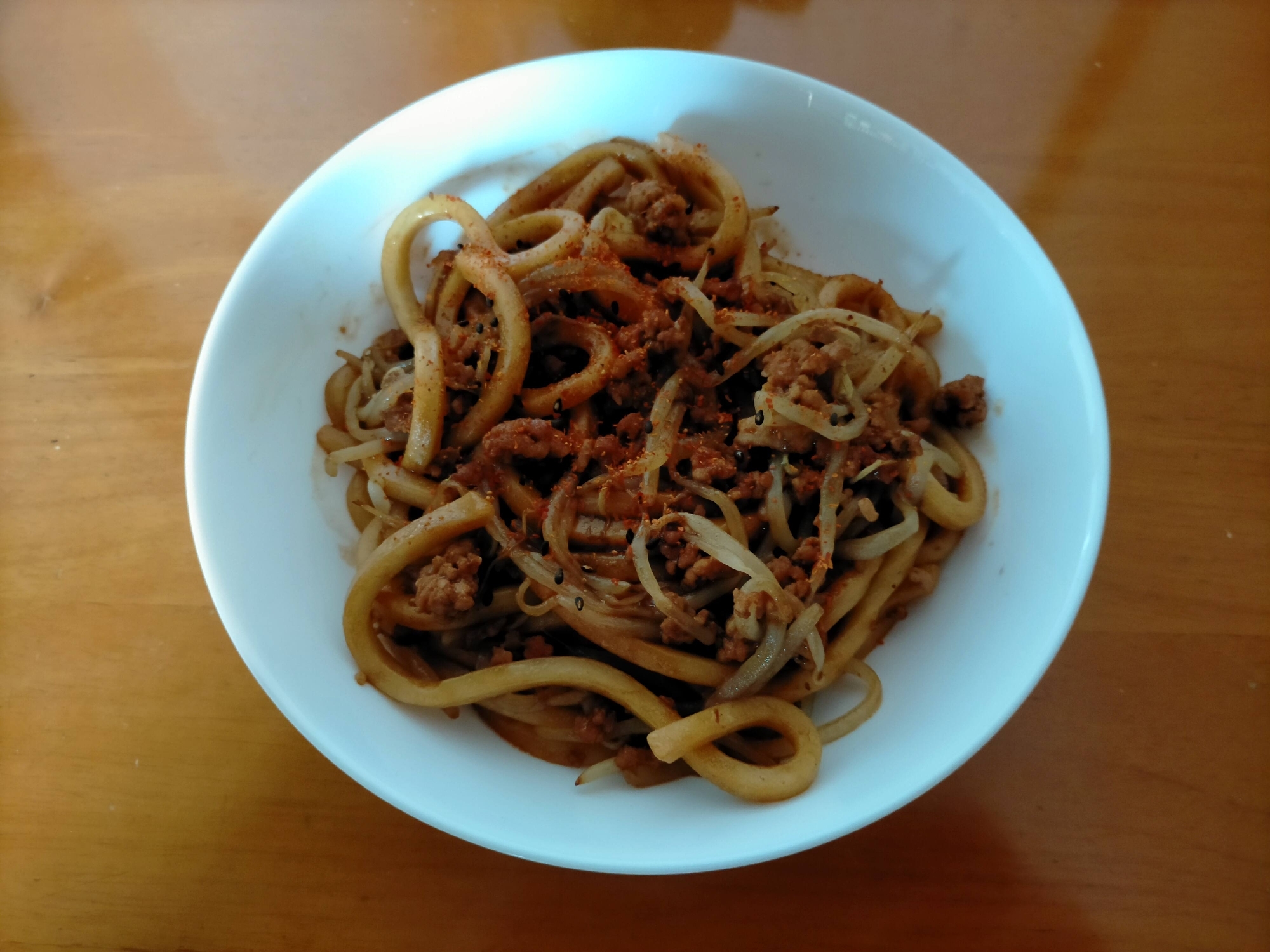 鶏挽肉ともやしのピリ辛焼きうどん