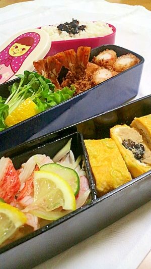 卯の花玉子巻、かに蒲鉾サラダのお弁当　女性向き