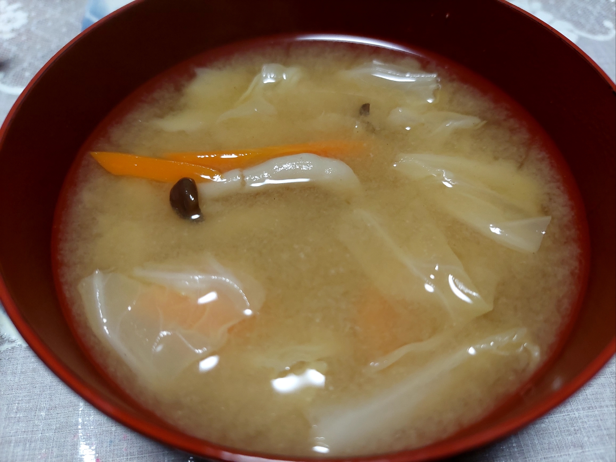 人参とキャベツとしめじのお味噌汁