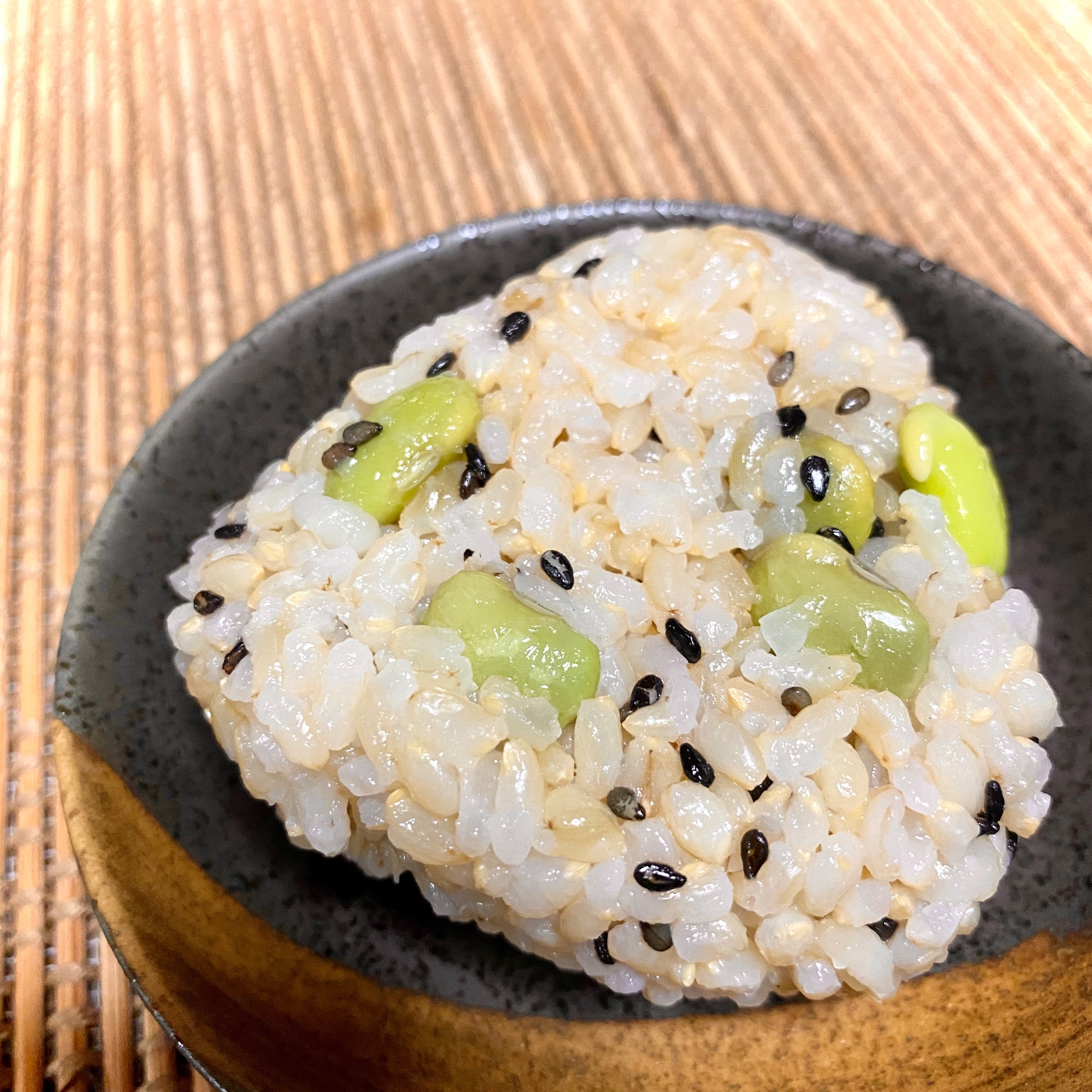 枝豆のぬか漬けとごまのもち麦おにぎり