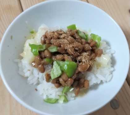 ピーマンチーズおかか納豆丼