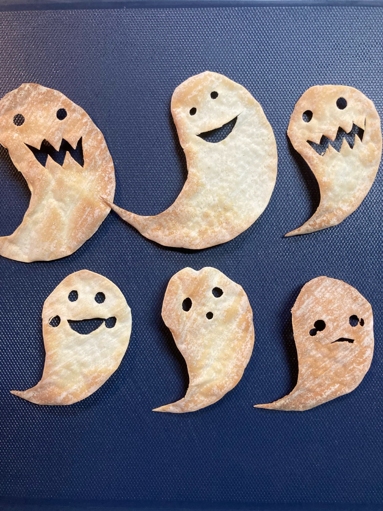 ハロウィンに！餃子の皮でオバケチップス♪