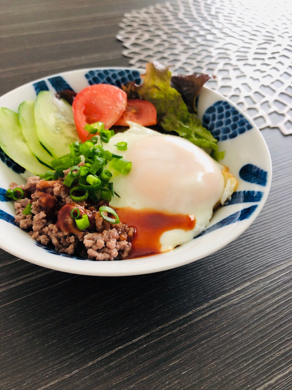 夏休みランチに☆ロコモコ丼みたいなそぼろ丼