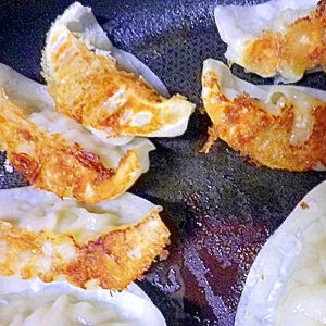 やっすい餃子をいかにおいしく食べるかがんばる