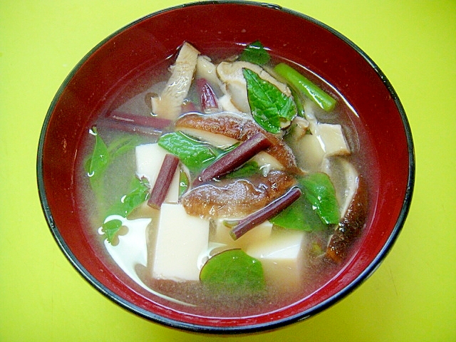 豆腐つるむらさき椎茸の味噌汁
