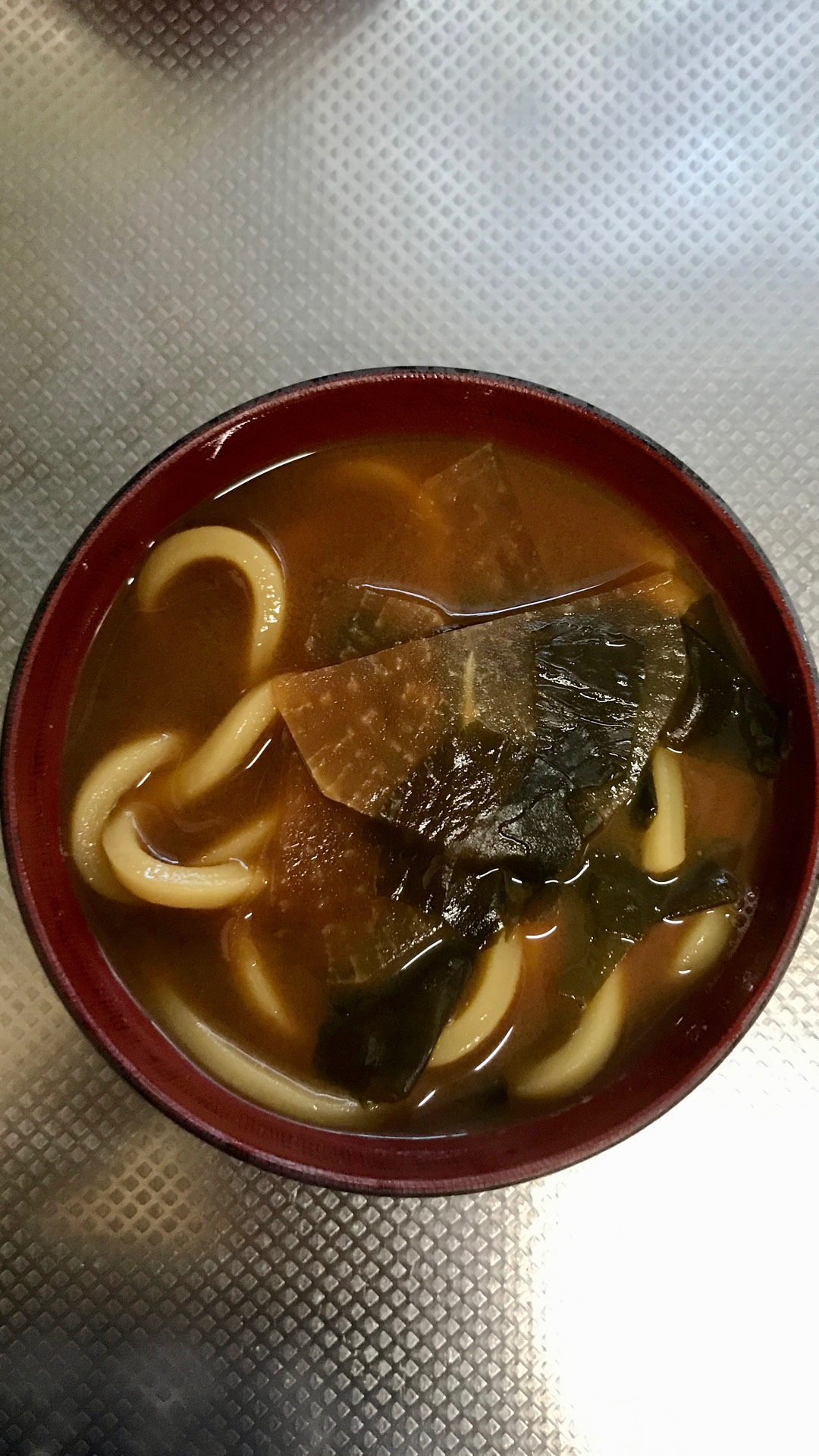 うどん入りわかめと大根の味噌汁