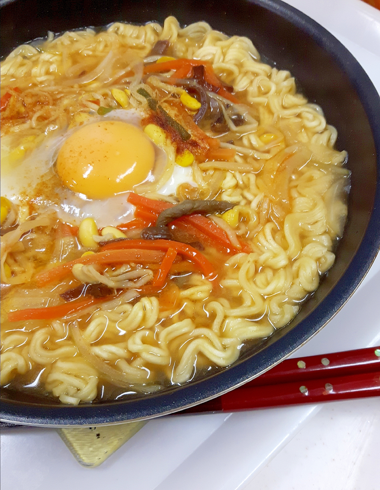 ピリ辛袋麺アレンジ！ビビンバの具のせ月見ラーメン♪