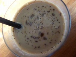 ミルメークコーヒー味で作りました。今まで牛乳と混ぜるだけでしたがインスタントコーヒーやメープルシロップを入れると一段と美味しくなるんですね…。
