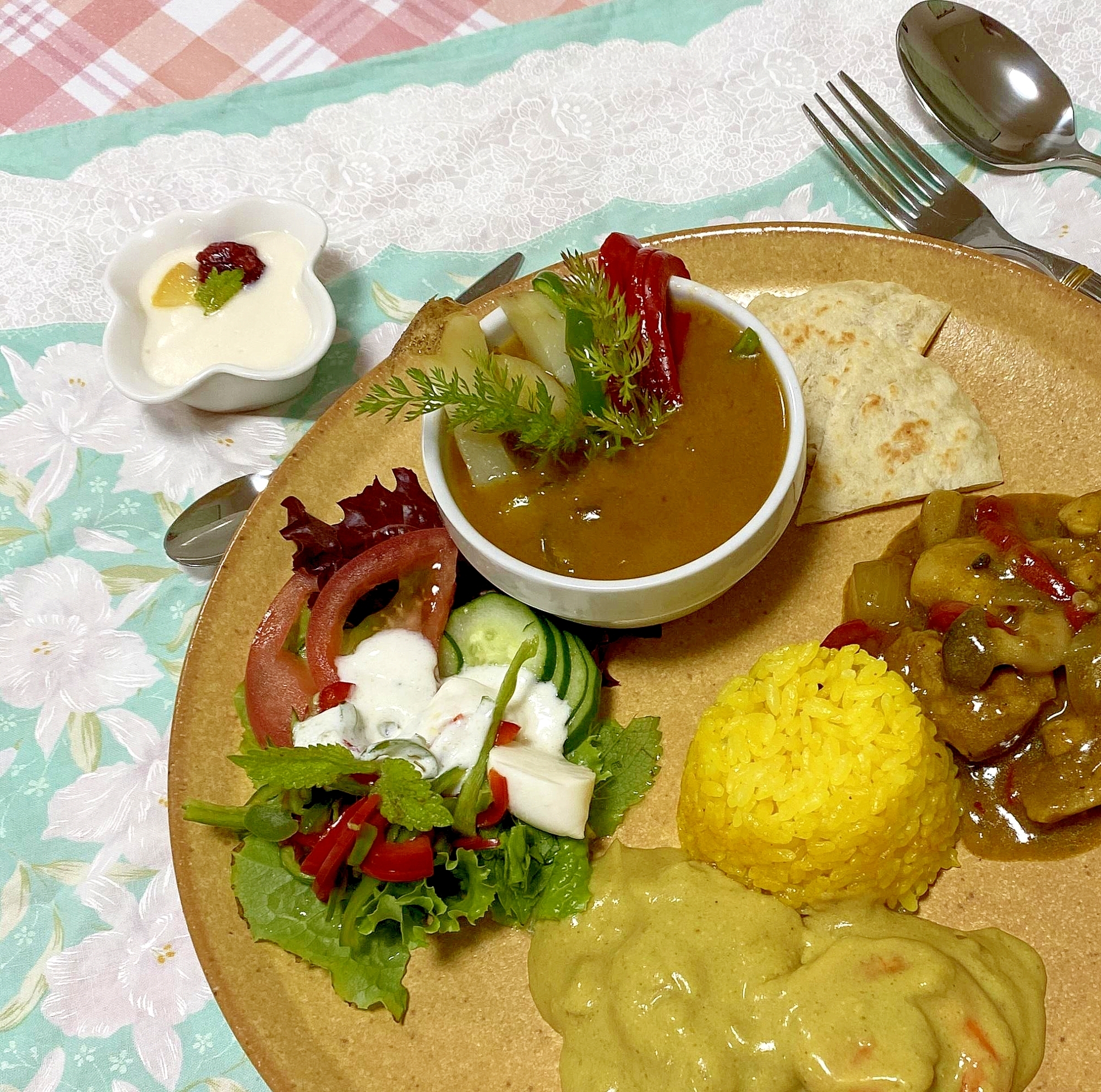 おもてなしに、三種カレーのワンプレートランチ