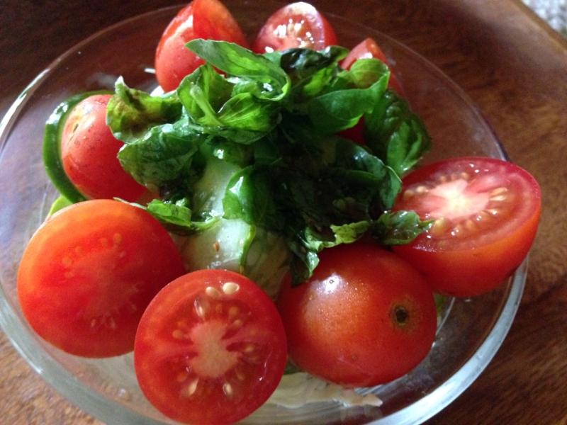 きゅうりとミニトマトとフレッシュバジルのサラダ レシピ 作り方 By Tommeg12 楽天レシピ きゅうりとミニトマトとフレッシュバジルのサラダ レシピ 作り方 By Tommeg12 楽天レシピ