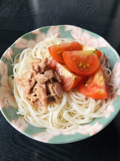 レシピを参考にして作ってみました。素麺は好みの食材を使って色々とアレンジできるので良いですね。ツナとトマトの組み合わせでサッパリとしていて美味しく頂けました。