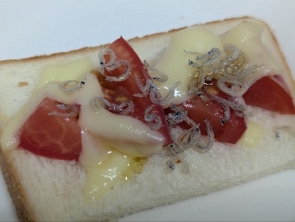 トマトとちりめんじゃこのチーズトースト