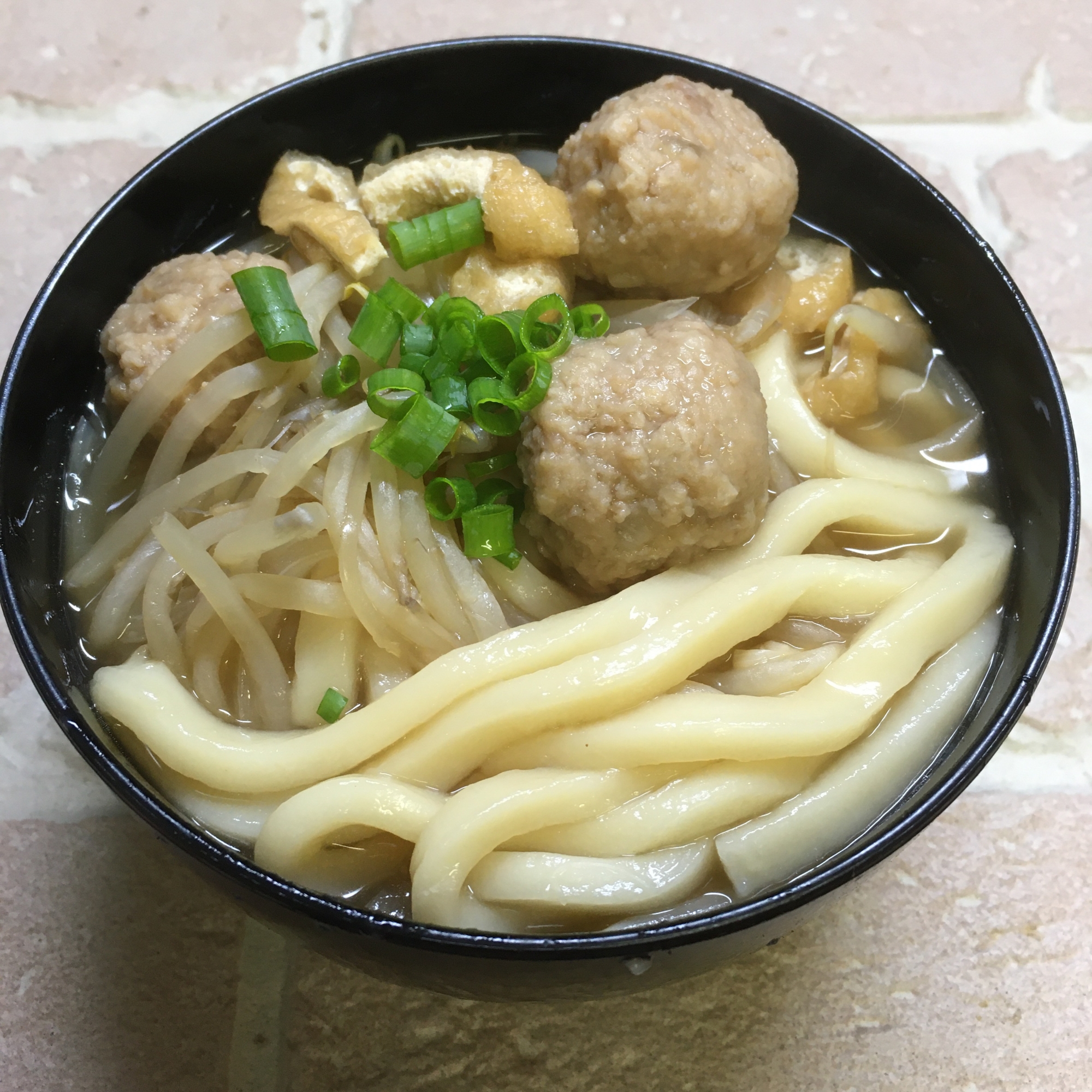 土鍋deたっぷりもやしと肉団子の煮込みうどん♪