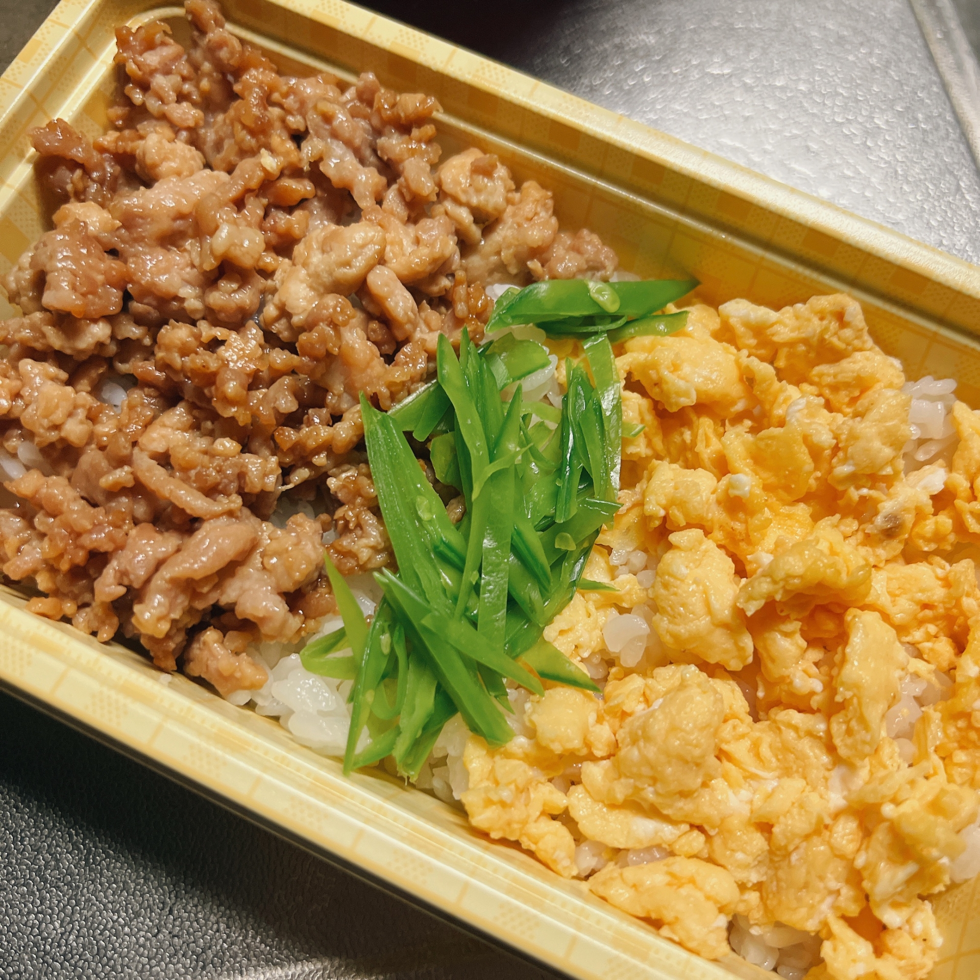 鶏そぼろと卵と絹さやの3食丼