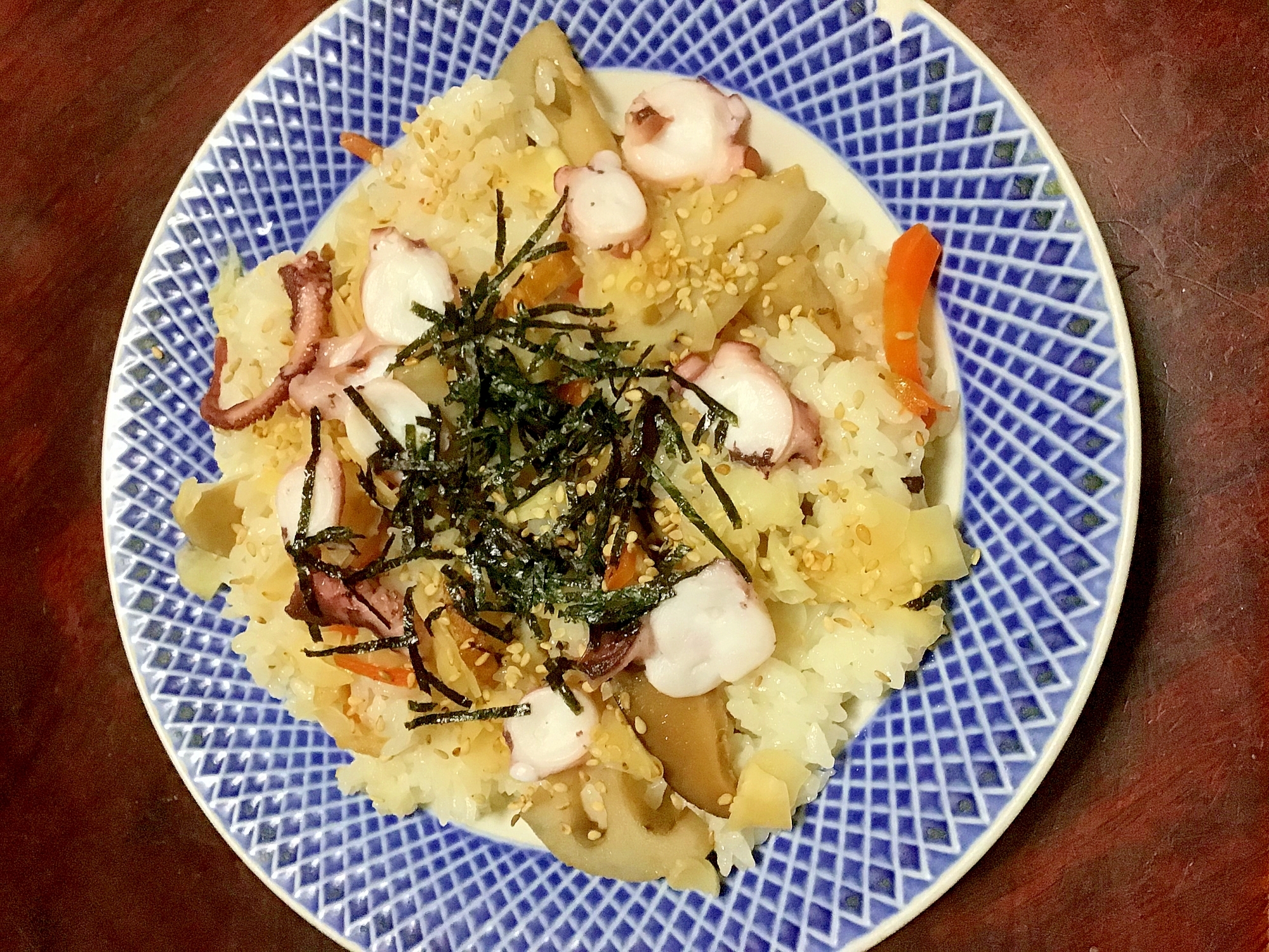 茹でタコとたまり醤油で煮付けた具材のチラシ寿司。