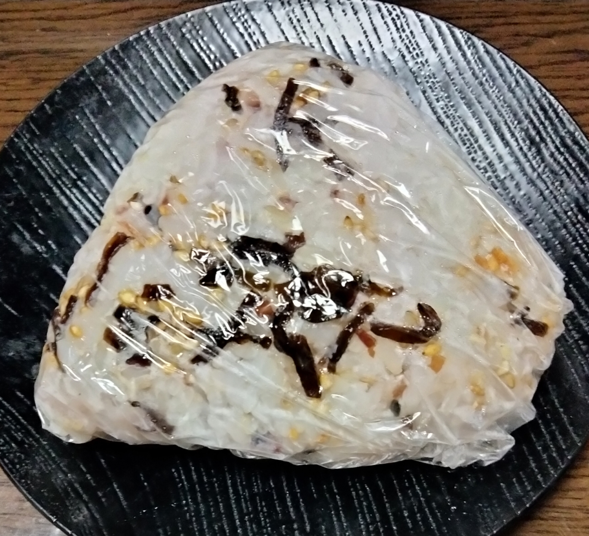 雑穀ごはんおにぎり 塩昆布おかか白ごま