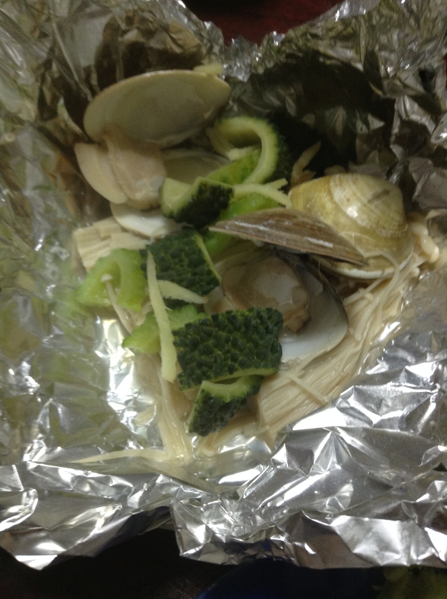 ホイルに包まれたはまぐりとゴーヤのホイル焼き