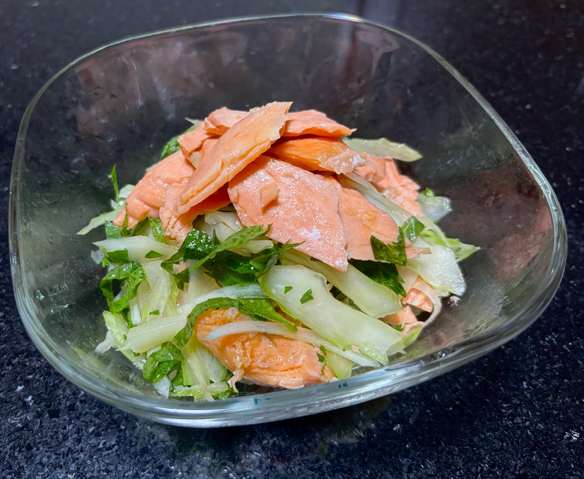 塩鮭の塩味で！香菜サラダ♬