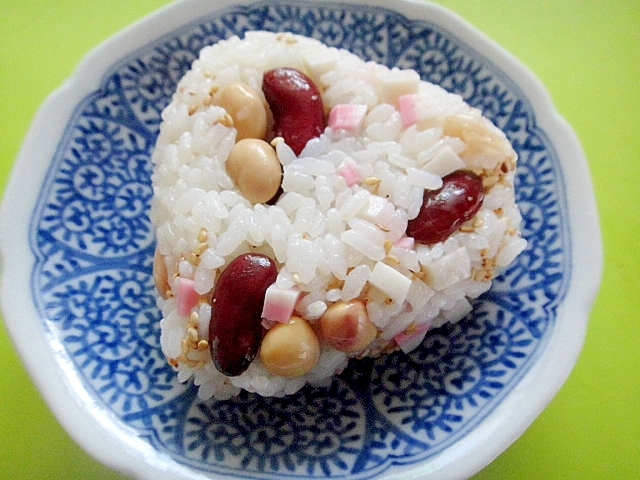 お豆とかまぼこの酢飯おにぎり