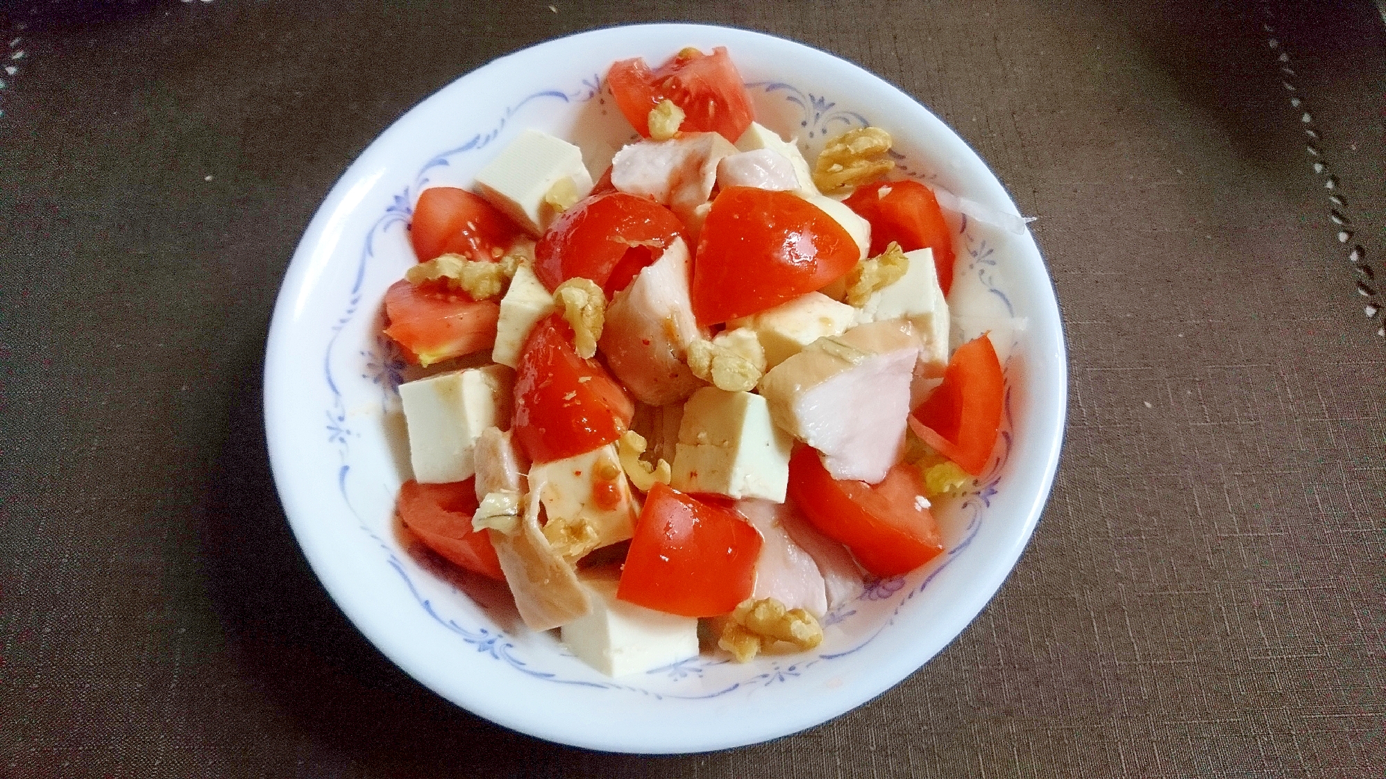 豆腐とトマトとサラダチキンのサラダ