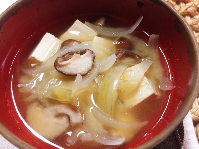 玉ねぎ 豆腐 しいたけの味噌汁 レシピ 作り方 By たかまさ 楽天レシピ