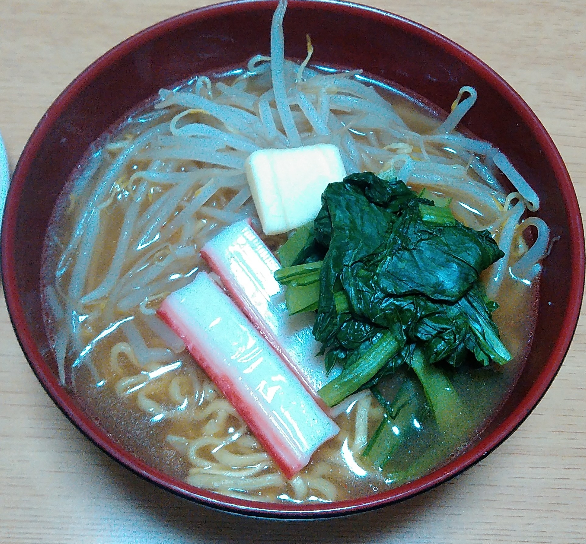 小松菜ともやしとカニかまのバター味噌ラーメン