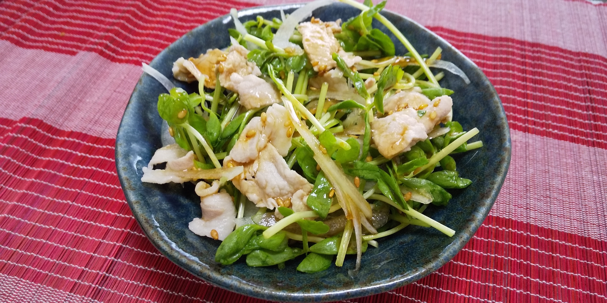 副菜！ヘルシー！豆苗と玉ねぎの豚しゃぶ入りサラダ