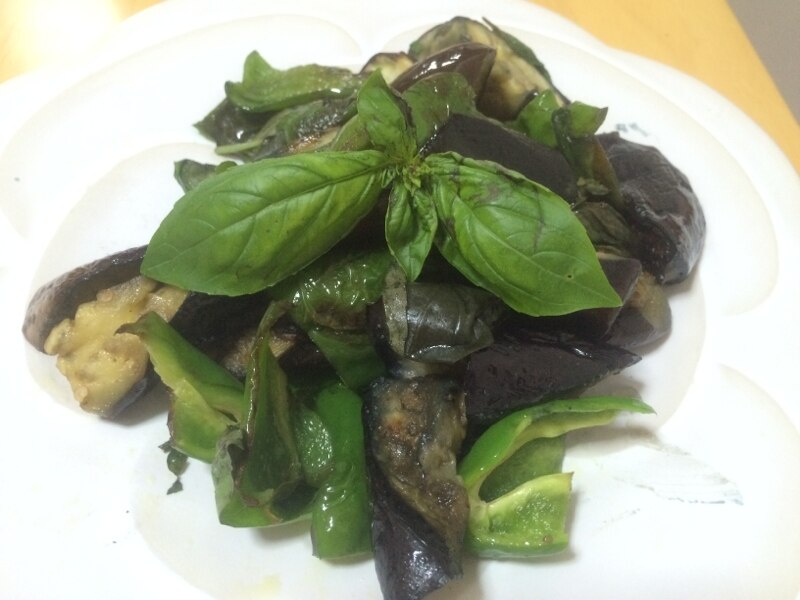 ナスとピーマンのバジル炒め レシピ・作り方 by ばんばんばんこ