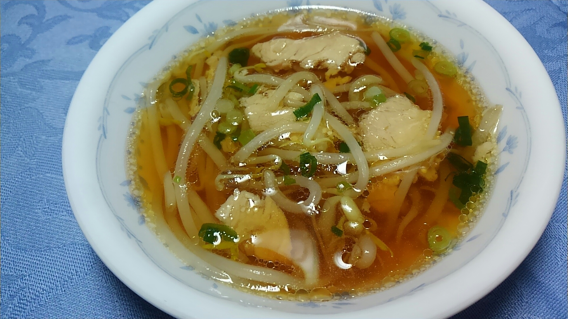 リメイクで簡単♪鶏むね肉ともやしの中華スープ