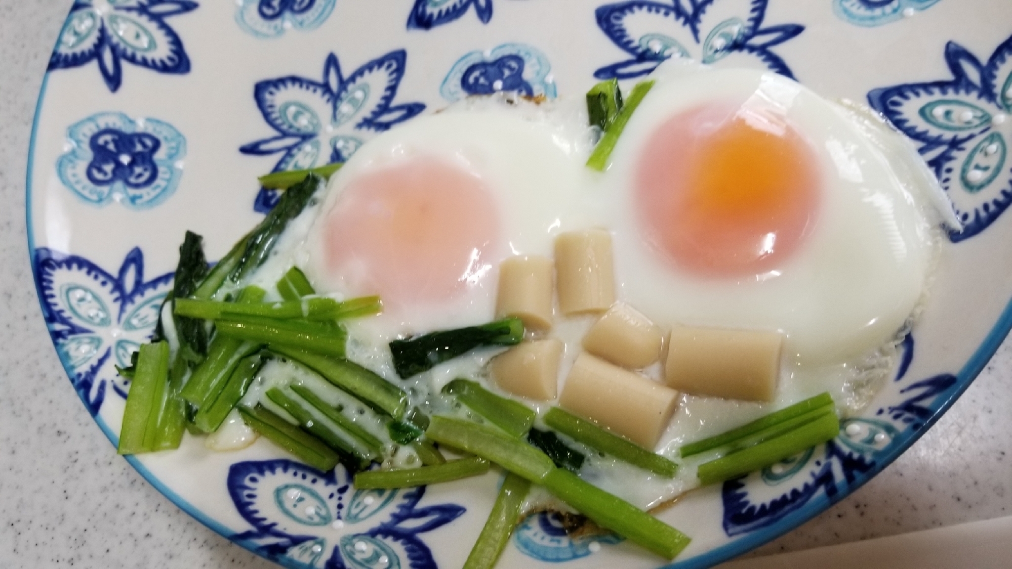 小松菜と魚肉ソーセージのダブル目玉焼き