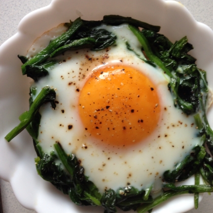 ほうれん草の目玉焼き‏