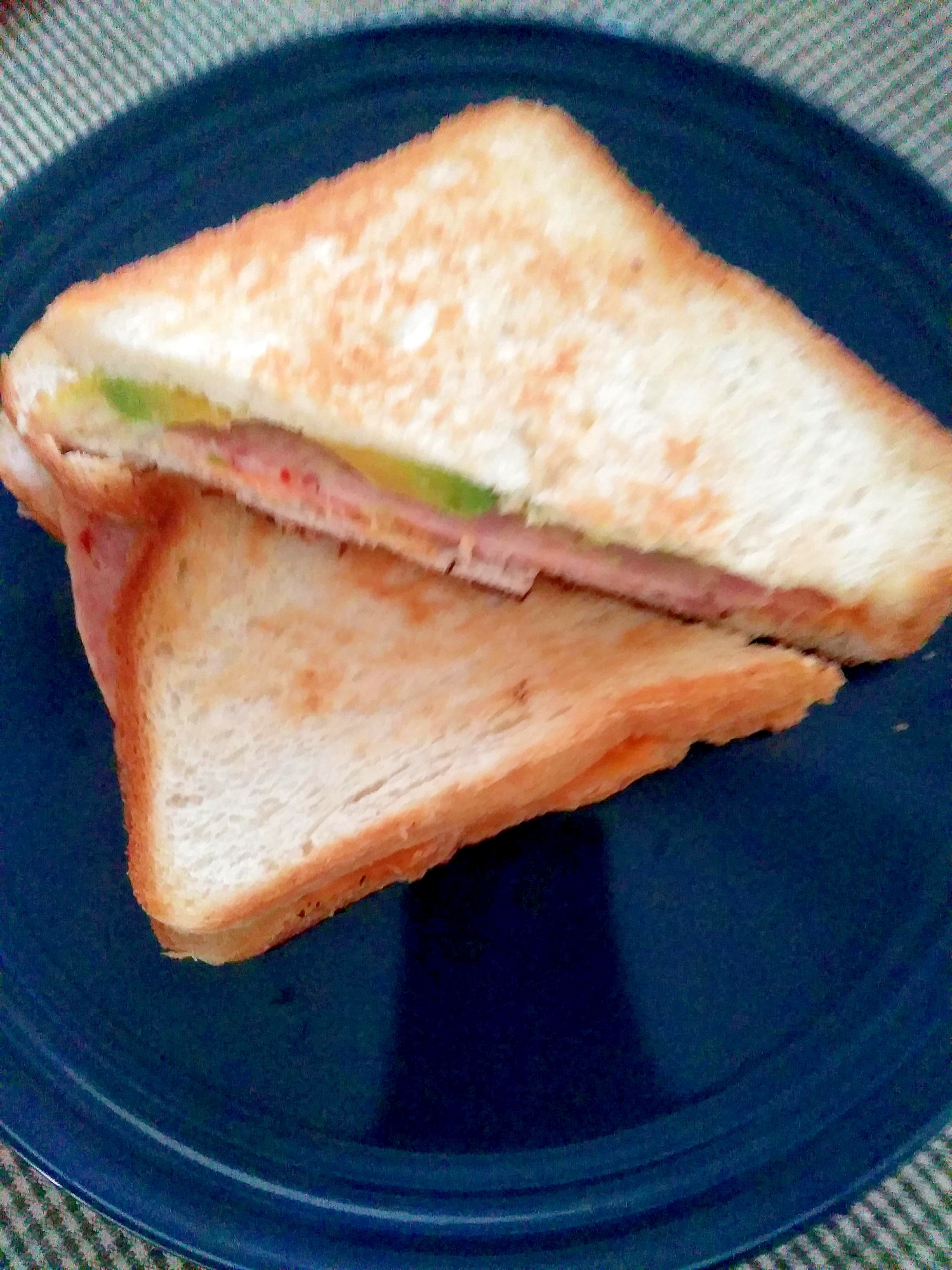 フライパンでアボカドソーセージのサンドイッチ