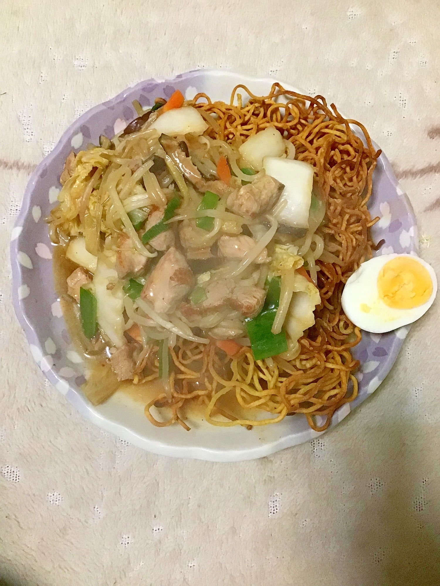 豚の味噌漬けの味噌味の堅焼きそば。