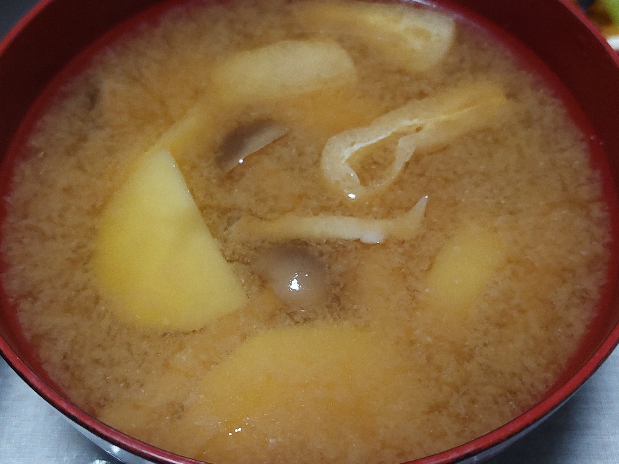 じゃがいも しめじ 油揚げのお味噌汁