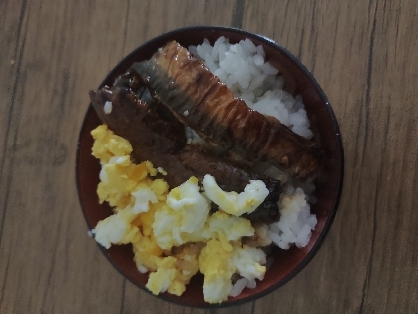 いり玉子と冷凍刻みうなぎで三色丼