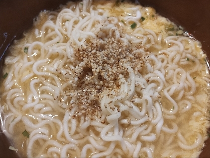 卵とネギ、もやしの塩ラーメン